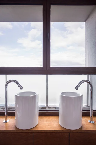 Duas lavatórios modernos — Fotografia de Stock