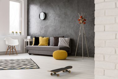 Trendy süslemeleri ile gri ev iç