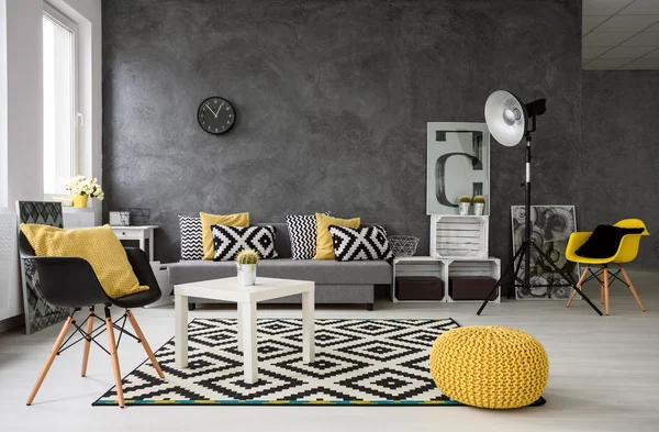 Sala de estar gris con detalles amarillos — Foto de Stock