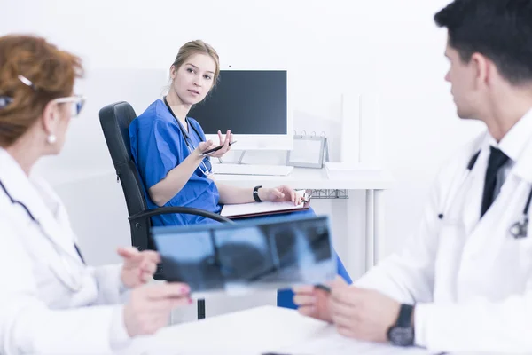 Misschien moeten we de behandeling wijzigen... — Stockfoto