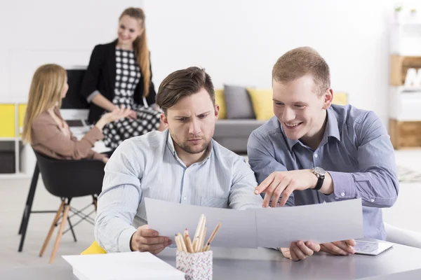 Empresarios positivos trabajando juntos — Foto de Stock