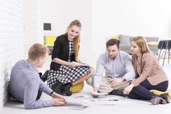 Brainstormen in groep van creatieve mensen — Stockfoto