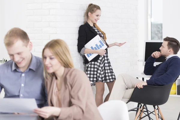 Jóvenes y creativos trabajando juntos — Foto de Stock