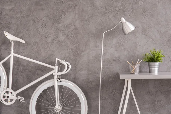 Moderno appartamento con bici come decorazione — Foto Stock