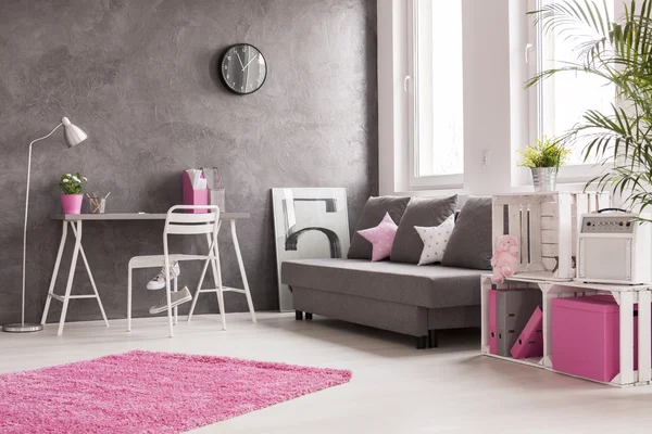 Sala de estar cinza com detalhes rosa e branco — Fotografia de Stock