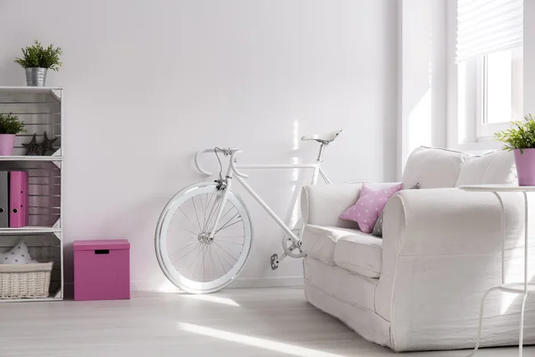Girly Interieur mit weißem, stylischem Fahrrad — Stockfoto