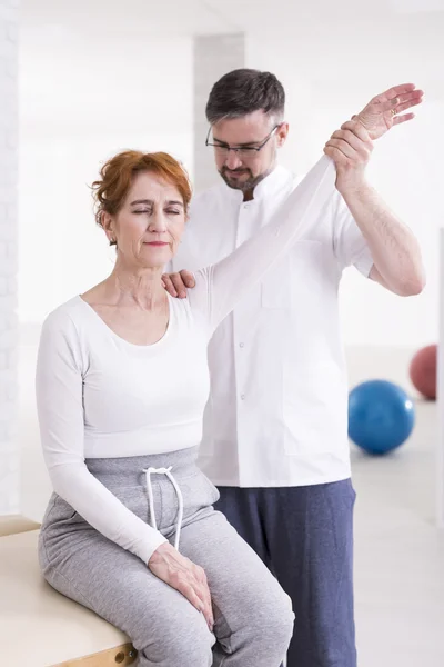 Übungen können helfen, die Schmerzen zu lindern — Stockfoto