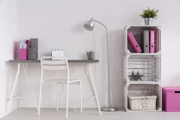 Oficina en casa en estilo minimalista —  Fotos de Stock