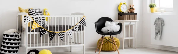 Buitengewone, heldere babyruimte met mooie decoraties — Stockfoto