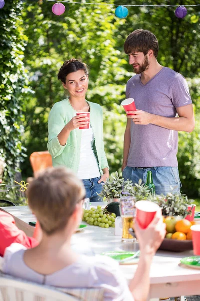 Disfrutando de barbacoa al jardín con amigos — Foto de Stock