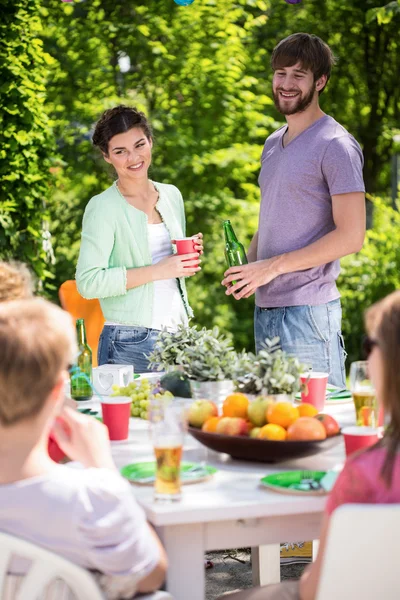 Amici godendo festa in giardino — Foto Stock