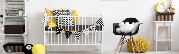 Δωμάτιο μωρών της στο μαύρο, κίτρινο και λευκό — Φωτογραφία Αρχείου