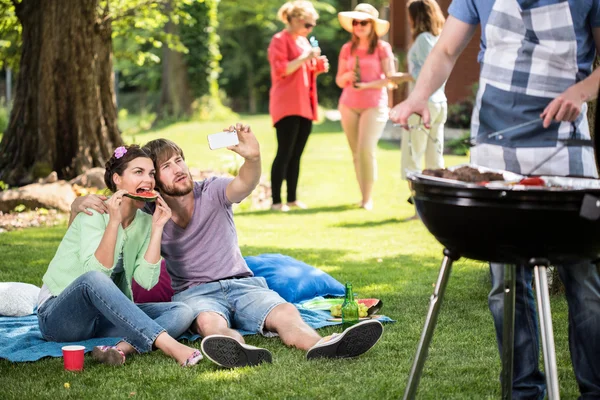 Paar macht Selfie im Park — Stockfoto