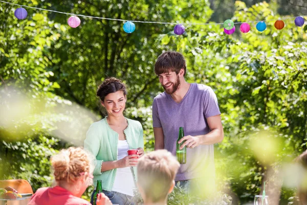 Menschen genießen Sommerfest — Stockfoto