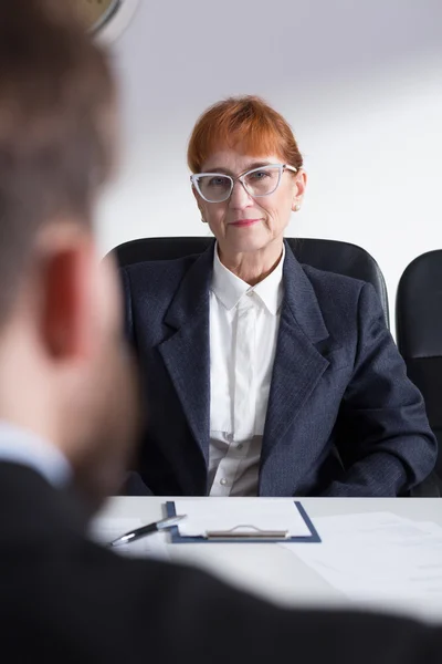 Patron féminin plus âgé pendant l'entrevue avec le candidat — Photo