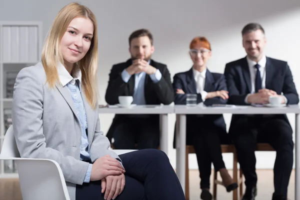 Glückliche Frau in Unternehmen eingestellt — Stockfoto