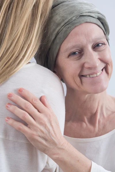 Mujer permaneciendo feliz en la enfermedad dura —  Fotos de Stock