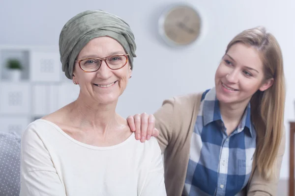 Lucha contra el cáncer con el apoyo de la familia — Foto de Stock