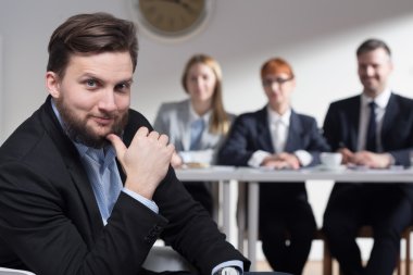 Mükemmel cv ile kendine güvenen genç adam