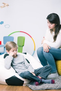 İçe dönük çocuk ve endişeli pedagog
