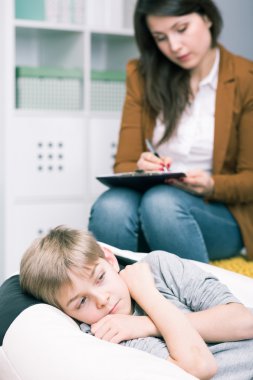 Sorunları olan çocukla konuşmak okul pedagog