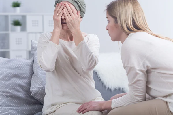 Vrouw met kanker en nuttig dochter uitgesplitst — Stockfoto