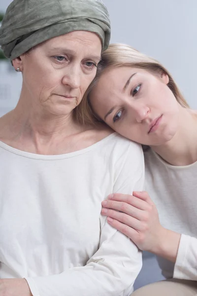 Besorgte Tochter und ihre kranke Mutter — Stockfoto