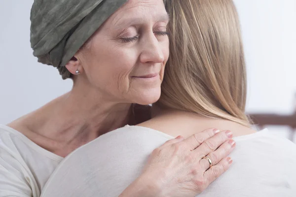 Abrazo lleno del amor de la familia — Foto de Stock