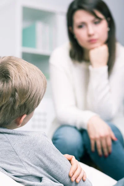 Jonge moeder en haar zoon — Stockfoto