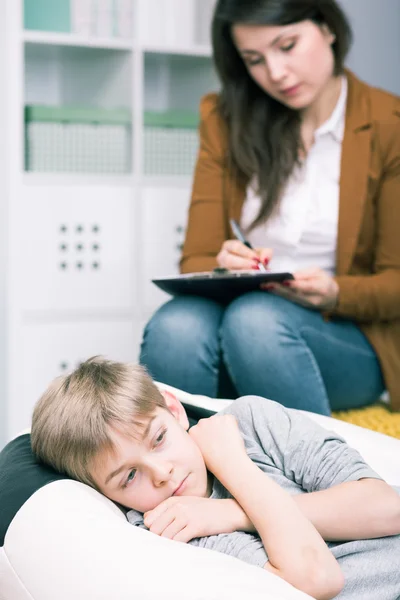 School pedagoog te praten met een jongen met problemen — Stockfoto