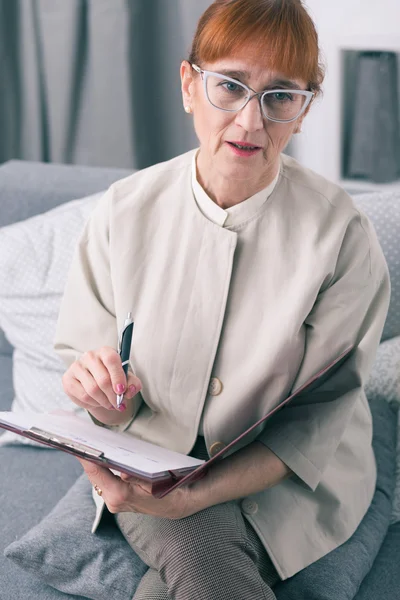 Psychotherapeutin und ihre Beobachtungen — Stockfoto