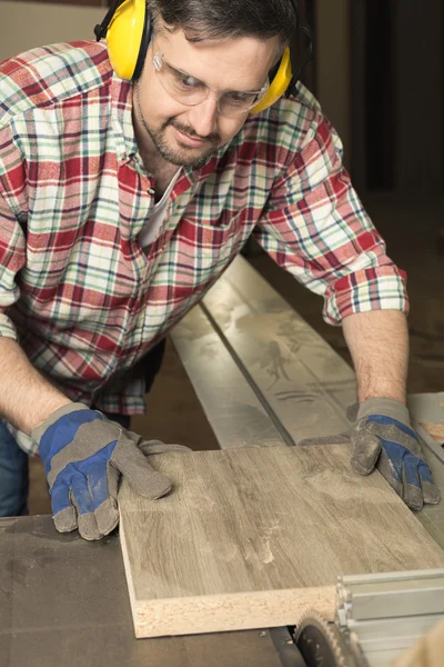 Sabe qué hacer con este trozo de madera. —  Fotos de Stock