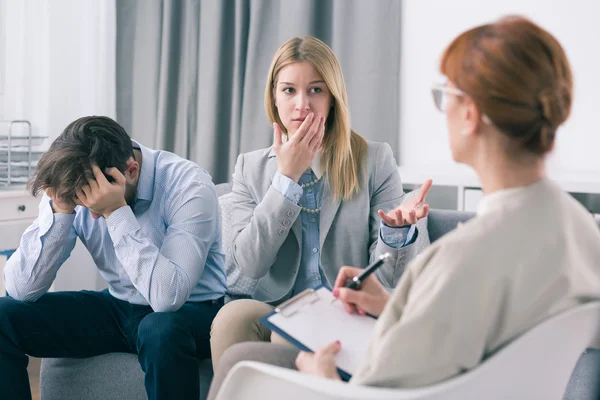 Worried woman and her broken down husband — Stock Photo, Image