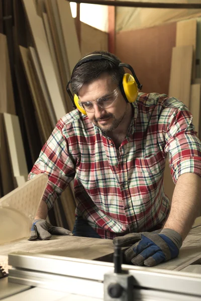 Trozo de madera en las manos derechas —  Fotos de Stock