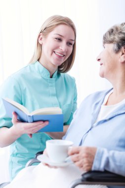 Yaşlı kadın bakıcı ile rahatlatıcı