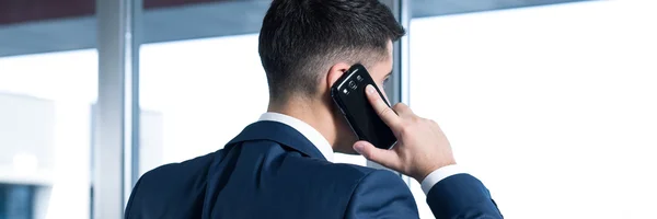 Homme élégant dans le bureau — Photo