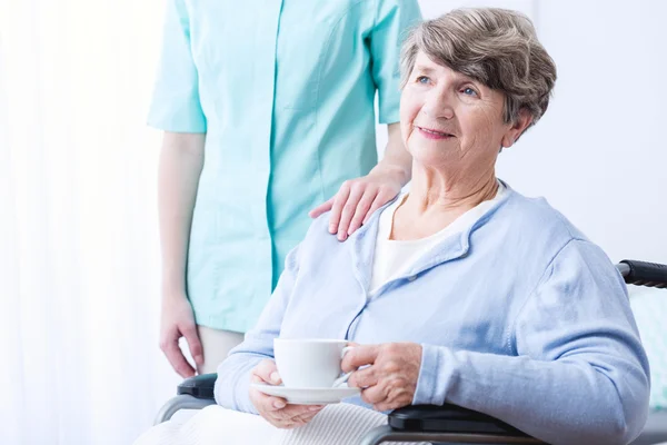 Personas mayores discapacitadas con actitud positiva — Foto de Stock