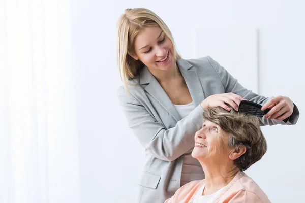 Mujer cuidar de la abuela — Foto de Stock