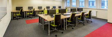 Modern üniversite bilgisayar laboratuarında
