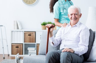 Mutlu adam ve caregiver kıdemli devre dışı