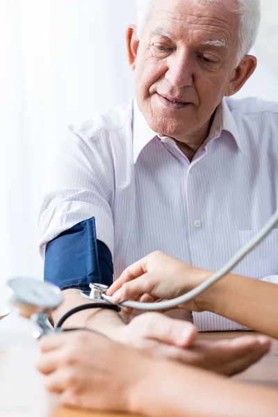 Man med högt blodtryck och regelbunden kontroll — Stockfoto