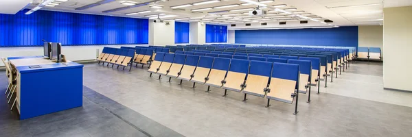 Grande faculdade com salas de aula espaçosas — Fotografia de Stock