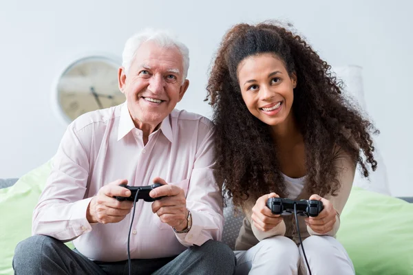 Senior gelukkig man in de wereld van jongeren — Stockfoto