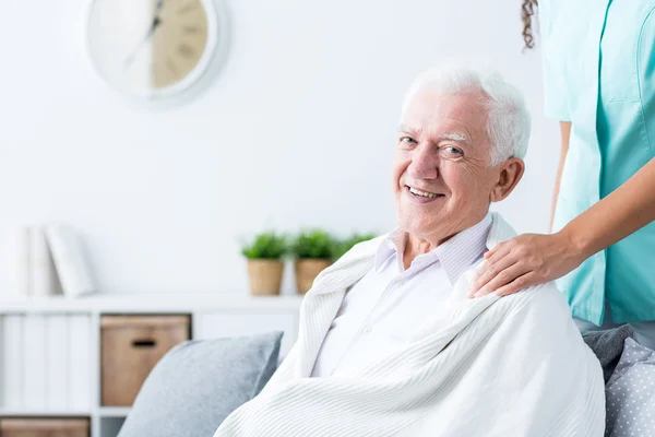 Senior lycklig på sjukhem — Stockfoto