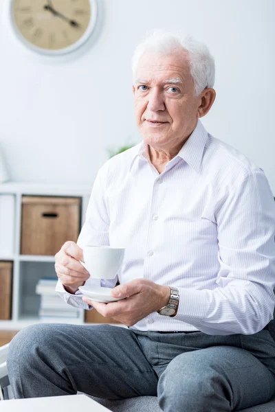 Uomo più anziano e ora del tè — Foto Stock