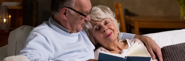 Gemeinsam Buch lesen kann Spaß machen — Stockfoto