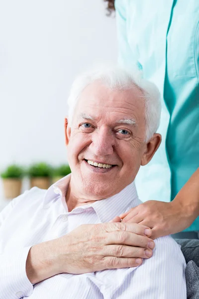 Äldre man tacksam för vård — Stockfoto