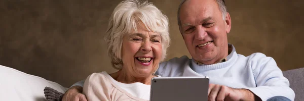 Старшая пара смеется вместе — стоковое фото