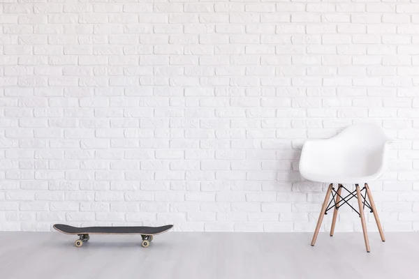 Entspannen Sie sich auf einem Skateboard oder auf einem Stuhl? — Stockfoto