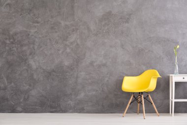 Sarı ve gri arasında modern kontrast